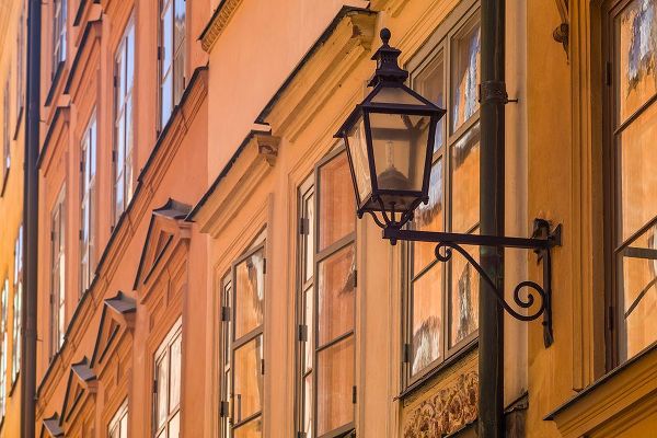 Bibikow, Walter 아티스트의 Sweden-Stockholm-Gamla Stan-Old Town-Royal Palace-old town building detail작품입니다.